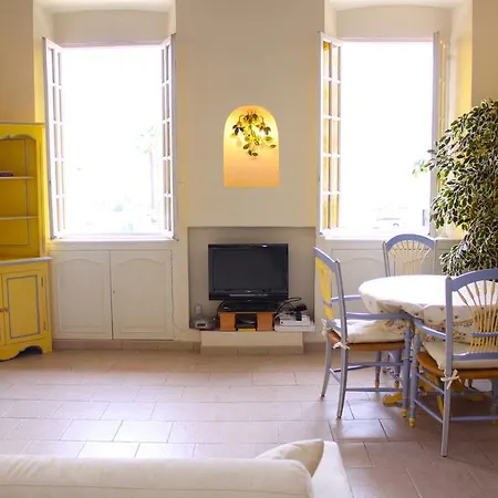 Charming Port View Studio: Steps From Palais, Apartment *