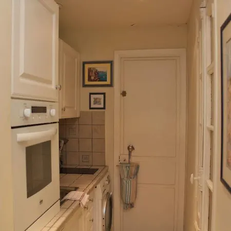 Charming Port View Studio: Steps From Palais, Apartment Cannes