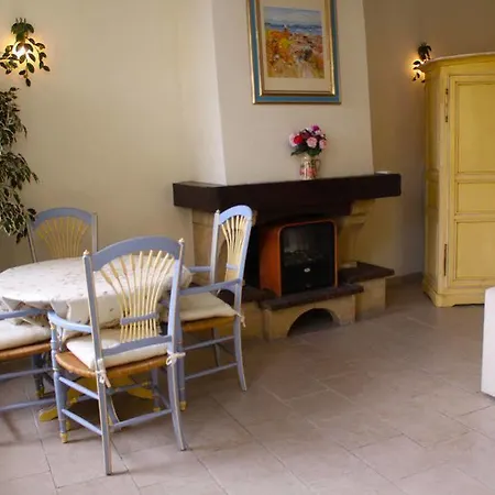 Charming Port View Studio: Steps From Palais, Apartment Cannes
