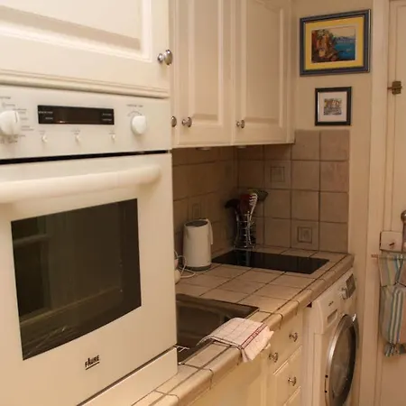 Charming Port View Studio: Steps From Palais, Apartment *