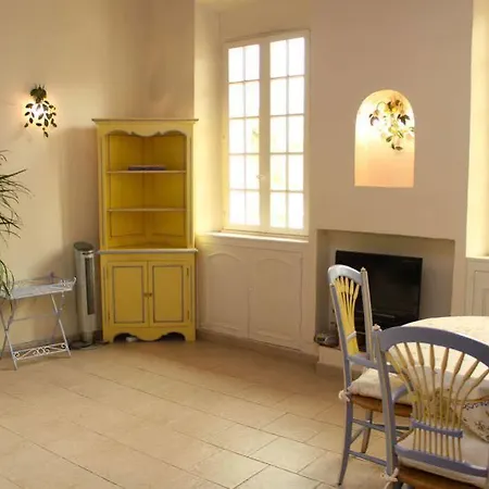 Charming Port View Studio: Steps From Palais, Apartment *