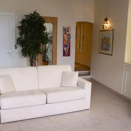 Very Charming On Port In A Short Walk To Palais With Aircon And Internet 411 *