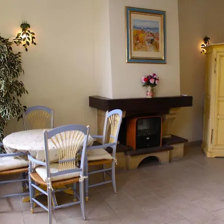 Charming Port View Studio: Steps From Palais, Apartment