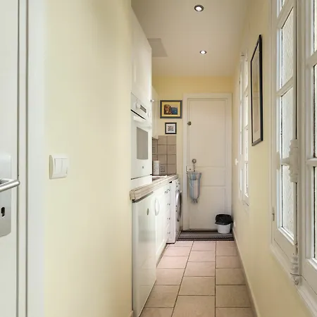 Apartment Charming Port View Studio: Steps From Palais, *