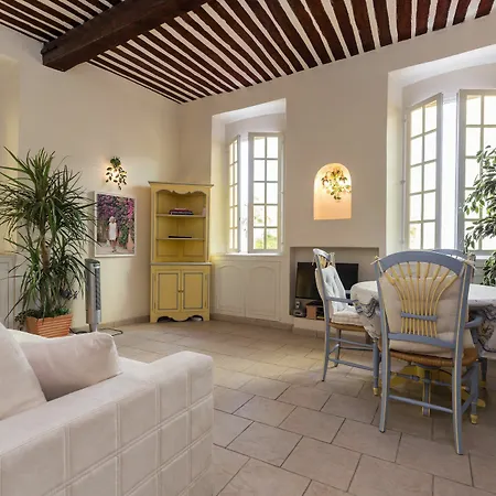 Apartment Charming Port View Studio: Steps From Palais, Cannes