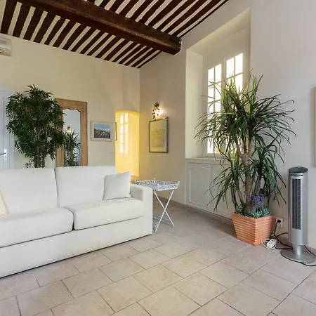 Charming Port View Studio: Steps From Palais, Cannes