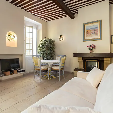 Charming Port View Studio: Steps From Palais, Apartment