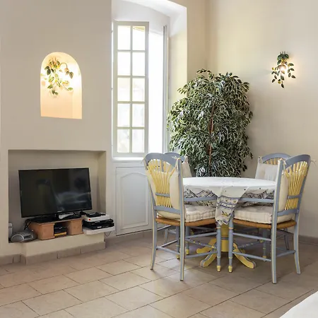 Apartment Charming Port View Studio: Steps From Palais,