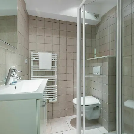 Very Charming On Port In A Short Walk To Palais With Aircon And Internet 411