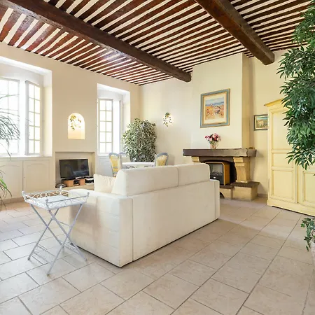 Charming Port View Studio: Steps From Palais, Apartment Cannes