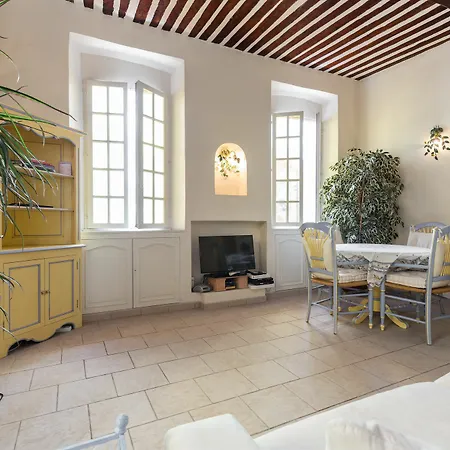 Charming Port View Studio: Steps From Palais, Apartment *