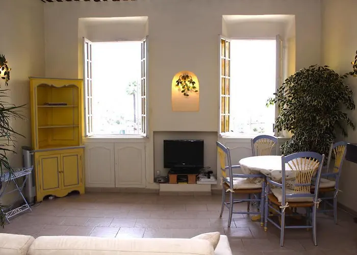 Apartment Very Charming On Port In A Short Walk To Palais With Aircon And Internet 411